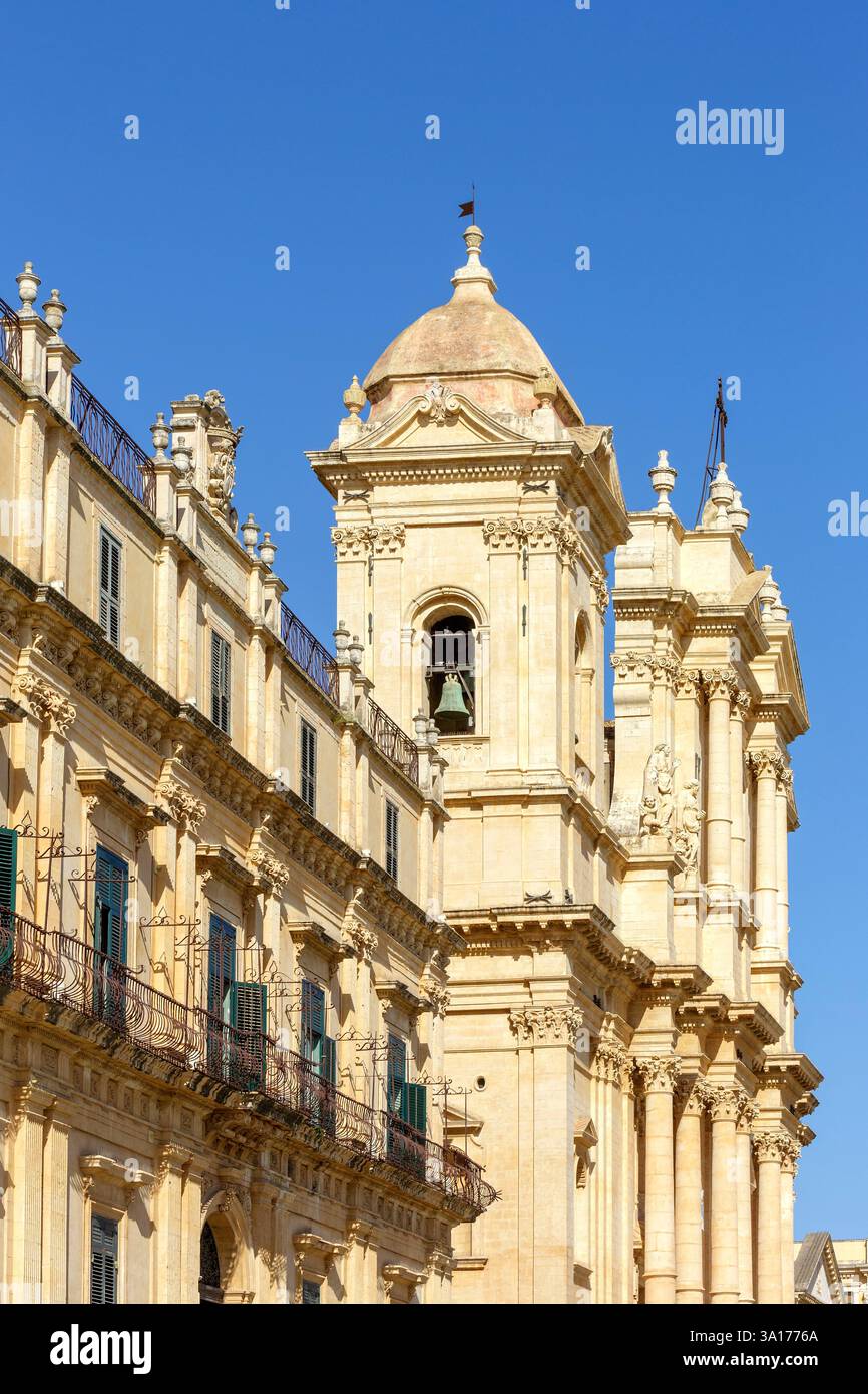Italia, Sicilia, noto, città barocca dichiarata Patrimonio dell'Umanità dall'UNESCO, la cattedrale di San Nicolo dedicata a San Nicola di Myre ricostruita dopo un terremoto nel 1776 in stile barocco, poi ancora una volta alcune parti sono state ricostruite nel 2007, facciata del Palazzo Landolina un hotel in primo piano Foto Stock