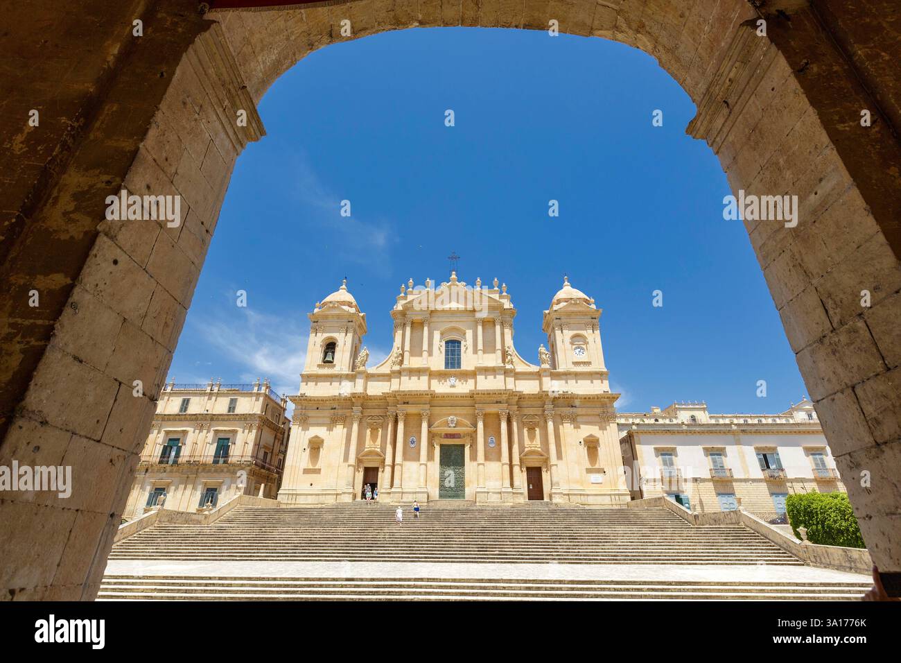 Italia, Sicilia, noto, città barocca dichiarata Patrimonio dell'Umanità dall'UNESCO, la cattedrale di San Nicolo dedicata a San Nicola di Myre ricostruita dopo un terremoto del 1776 in stile barocco, poi ancora una volta alcune parti sono state ricostruite nel 2007, sulla sinistra l'hotel Palazzo Landolina Foto Stock