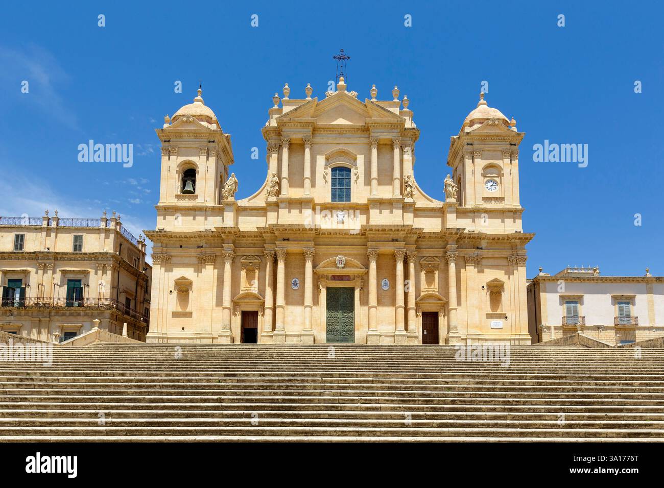 Italia, Sicilia, noto, città barocca dichiarata Patrimonio dell'Umanità dall'UNESCO, la cattedrale di San Nicolo dedicata a San Nicola di Myre ricostruita dopo un terremoto del 1776 in stile barocco, poi ancora una volta alcune parti sono state ricostruite nel 2007, sulla sinistra l'hotel Palazzo Landolina Foto Stock