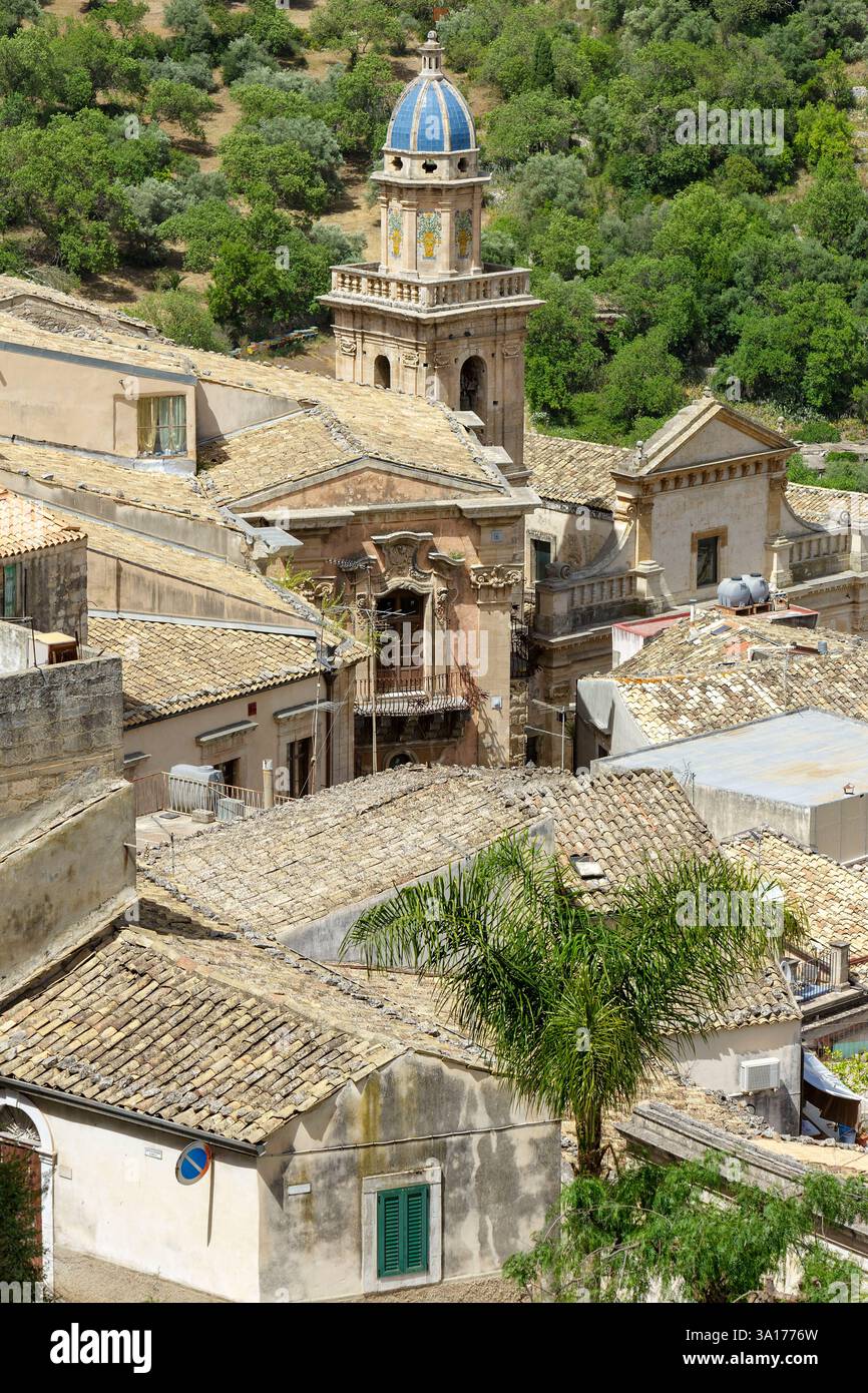 Italia, Sicilia, Ragusa, Ragusa Ibla (città bassa), patrimonio dell'umanità dell'UNESCO, chiesa di Santa Maria dell'Itria in primo piano costruita tra il 1629 e il 1639 dall'ordine di Malta, poi ampliata nel 1739 fino alla sua forma attuale, il campanile è civato con ceramiche di Caltagirone Foto Stock