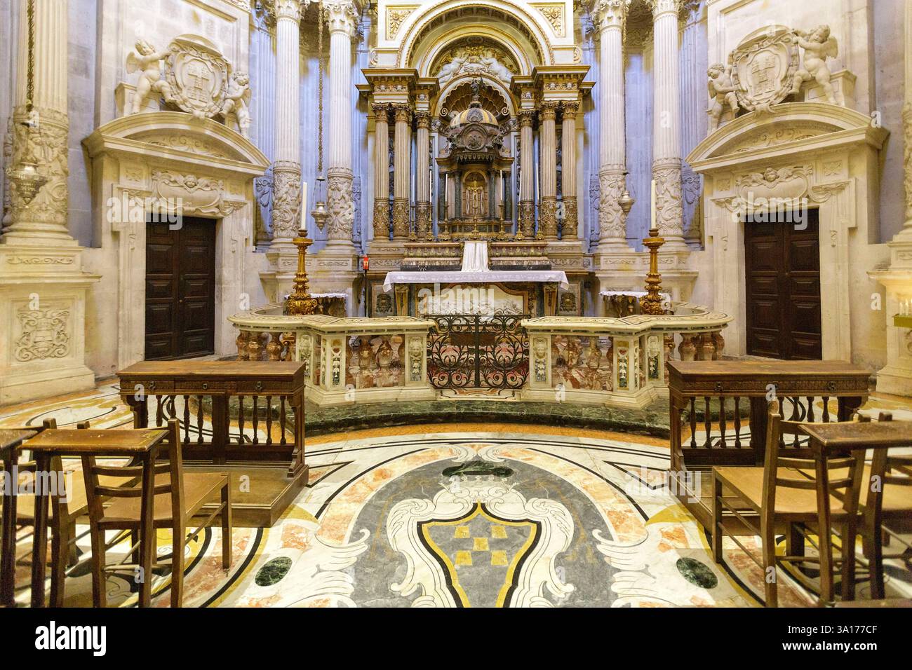 Italia, Sicilia, isola di Ortigia dichiarata Patrimonio dell'Umanità dall'UNESCO, Siracusa, Piazza Duomo, la cattedrale della Natività della Vergine Santa Maria (duomo) costruita intorno al vi secolo da un vescovo bizantino sulle rovine di un tempio greco dedicato ad Atena poi trasformata dagli Arabi in moschea e in chiesa di nuovo dai Normanni, infine nel XVIII secolo una facciata in stile barocco e rococò è costruita dall'architetto Andrea Palma, cappella del Santissimo Sacramento attribuita a Giovanni Vermexio Foto Stock