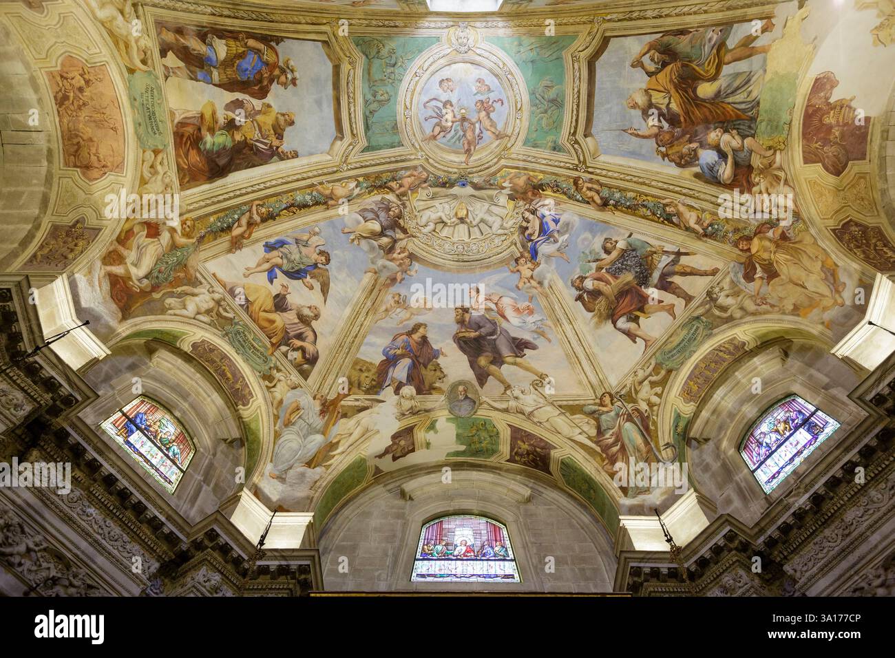 Italia, Sicilia, isola di Ortigia dichiarata Patrimonio dell'Umanità dall'UNESCO, Siracusa, Piazza Duomo, la cattedrale della Natività della Vergine Santa Maria (duomo) costruita intorno al vi secolo da un vescovo bizantino sulle rovine di un tempio greco dedicato ad Atena poi trasformata dagli Arabi in moschea e in chiesa di nuovo dai Normanni, infine nel XVIII secolo una facciata in stile barocco e rococò è costruita dall'architetto Andrea Palma, soffitto della cappella del Santissimo Sacramento, raffigurante scene dell'Antico Testamento Foto Stock