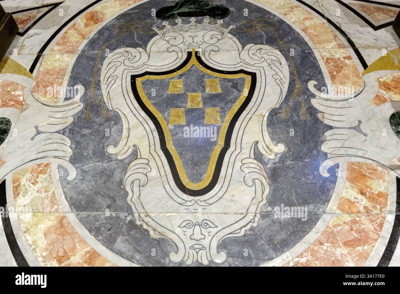 Italia, Sicilia, isola di Ortigia dichiarata Patrimonio dell'Umanità dall'UNESCO, Siracusa, Piazza Duomo, la cattedrale della Natività della Vergine Santa Maria (duomo) costruita intorno al vi secolo da un vescovo bizantino sulle rovine di un tempio greco dedicato ad Atena poi trasformata dagli Arabi in moschea e in chiesa di nuovo dai Normanni, infine nel XVIII secolo una facciata in stile barocco e rococò è costruita dall'architetto Andrea Palma, particolare dello stemma di un vescovo di Siracusa in marmo sul terreno della cappella del Santissimo Sacramento Foto Stock