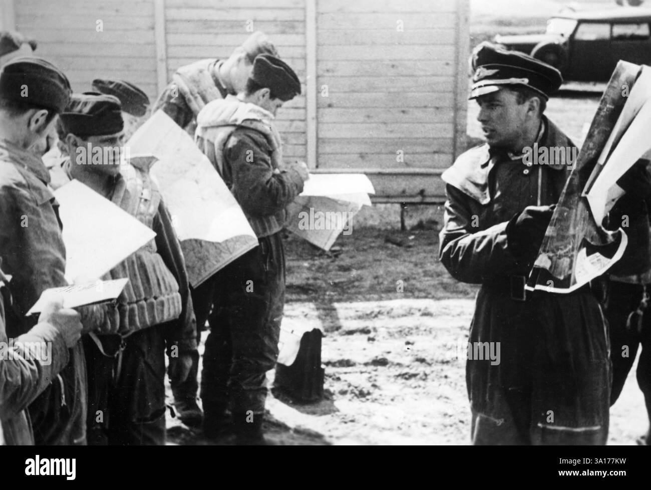 Il capitano di uno squadrone di caccia discute con i suoi piloti una missione di combattimento sulla penisola di Kerch in Crimea (Ucraina). Foto: Breu. [traduzione automatizzata] Foto Stock