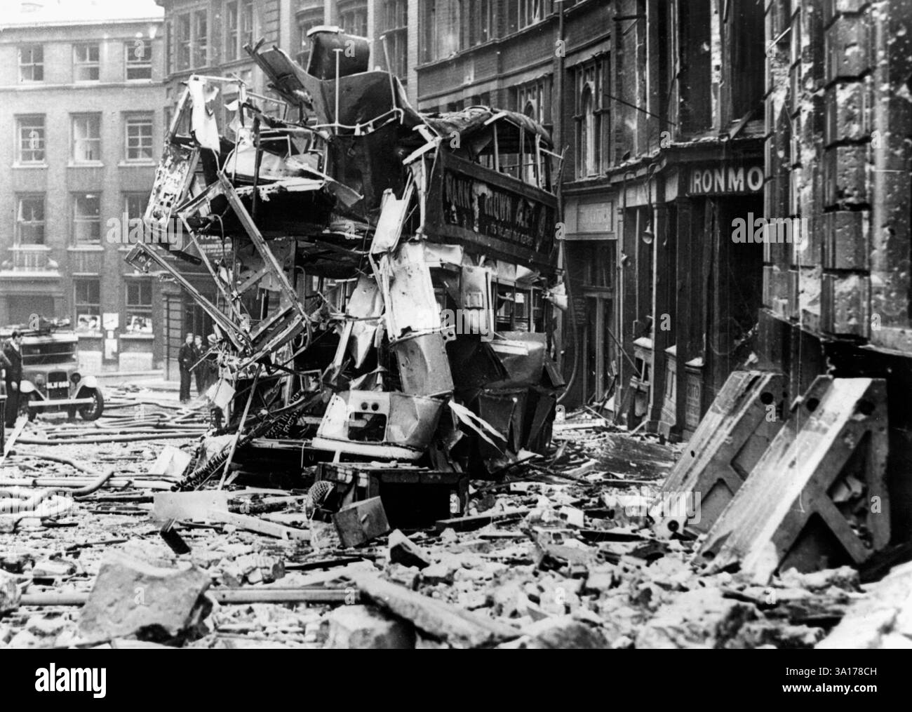 Autobus a due piani distrutto nel centro di Londra. [traduzione automatizzata] Foto Stock