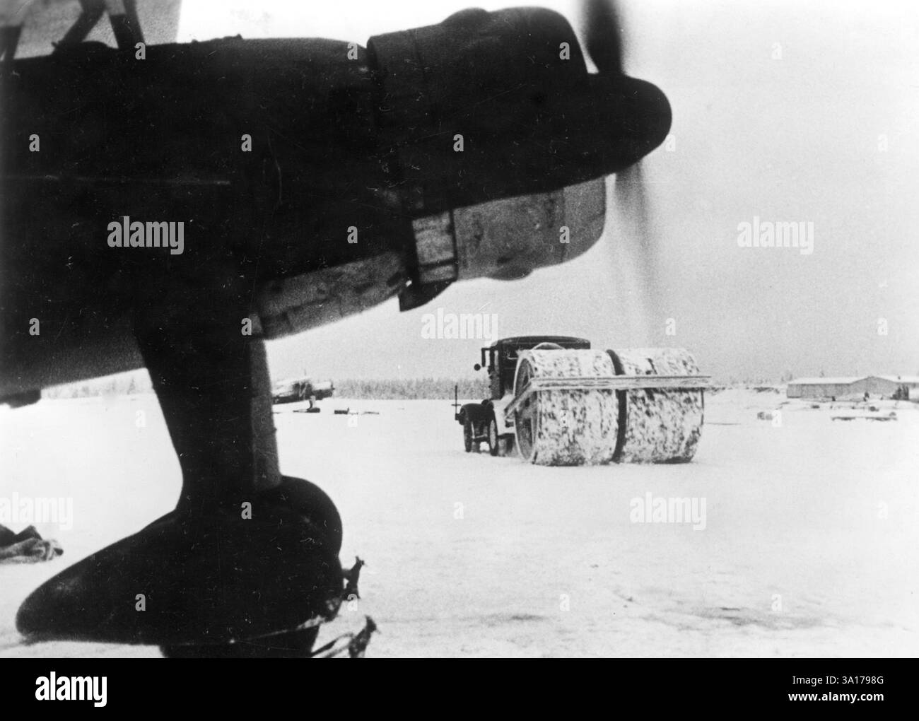 Velivolo da ricognizione Henschel HS 126 nel nord della Finlandia. La pista è levigata con un rullo da neve. Vicino a Kemijärvi. Foto: Speck [traduzione automatizzata] Foto Stock