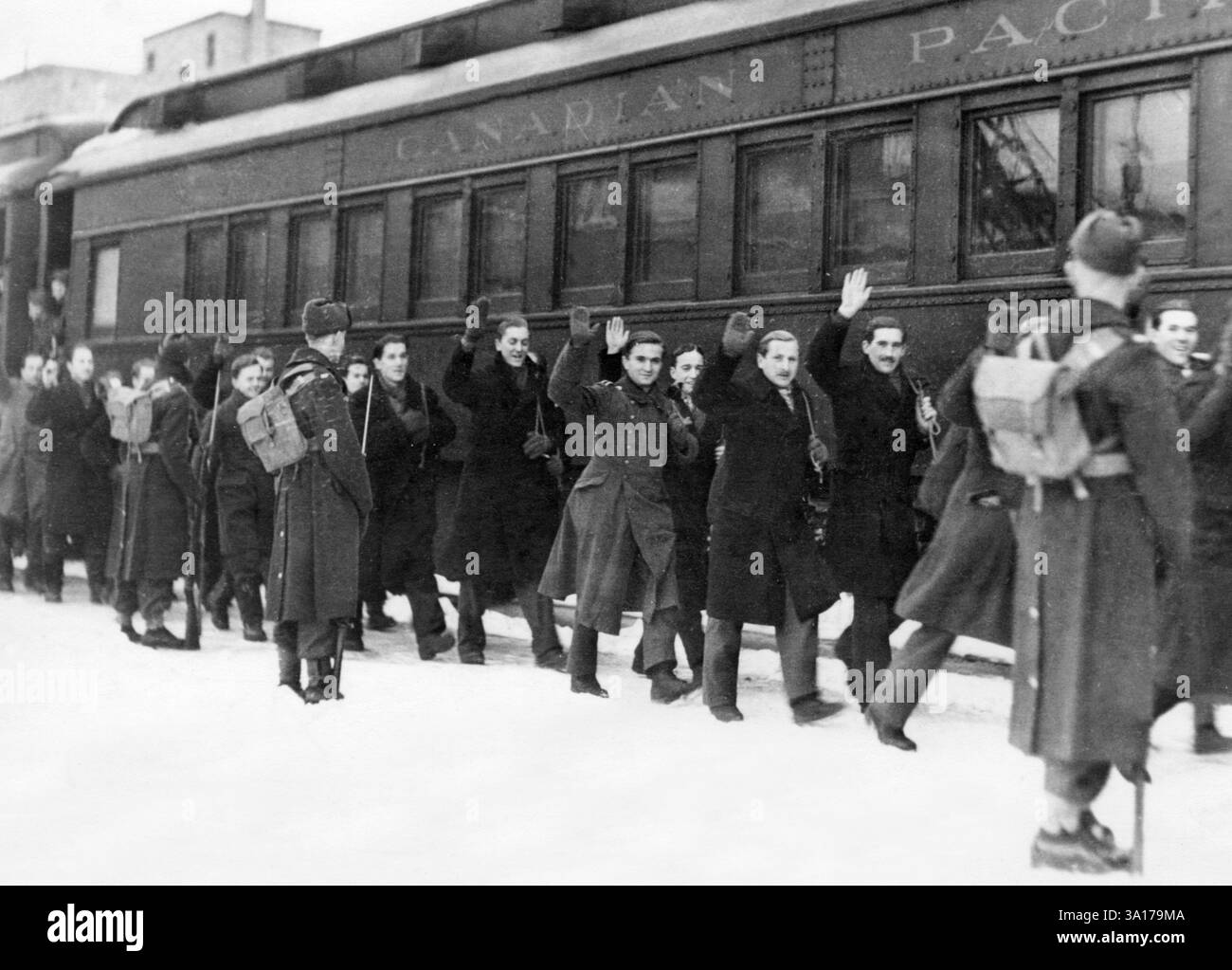 I prigionieri tedeschi salgono su un treno che li porterà dalla costa orientale del Canada ai loro campi di prigionia. Molti sono aviatori. I soldati canadesi sono di guardia. [traduzione automatizzata] Foto Stock