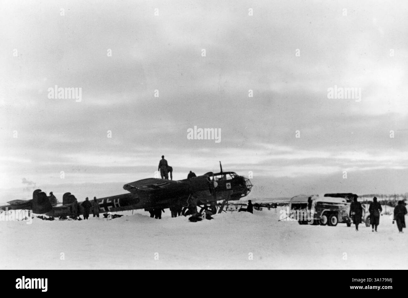 Un caccia Dornier Do 17 del 7th Squadron / Kampfgeschwader 3 viene rifornito in un aeroporto sul fronte orientale. Foto: Rauchwetter [traduzione automatizzata] Foto Stock