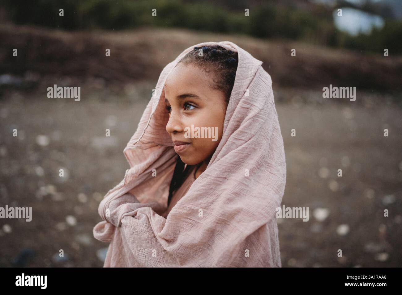 Bella ragazza nera con sciarpa in testa fuori in campagna Foto Stock