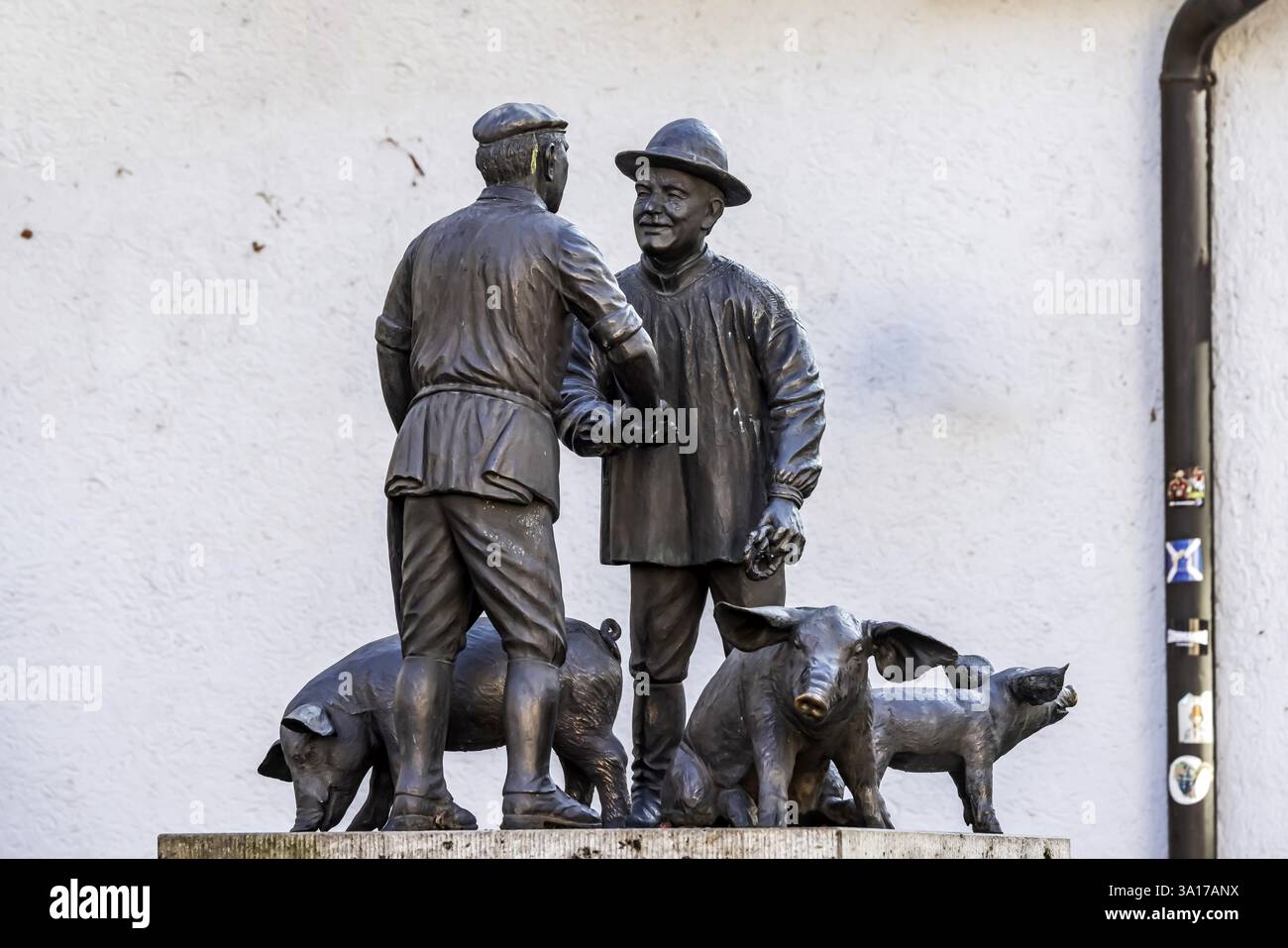 Macellaio e contadino contrattano sul prezzo di un maiale. Gruppo di statue in memoria del mercato dei muli di Ulm. Ulm, Baden-Wuerttemberg, Germania, Europa Foto Stock