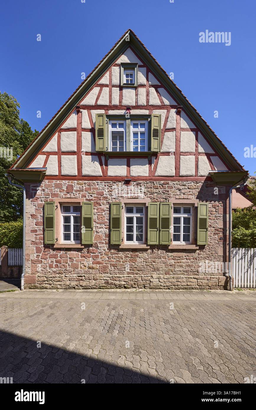 Casa in legno, cielo azzurro senza nuvole, Street am Schlossgraben, Erbach, Odenwald, Odenwaldkreis, Assia, Germania, Europa Foto Stock