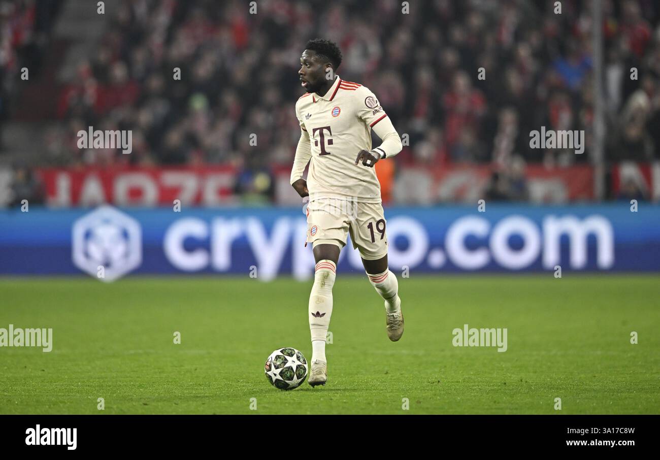 Alphonso Davies Bayern FC Munich FCB (19) azione sul perimetro della palla pubblicizzando CRYPTOCOM UEFA Champions League Allianz Arena, Monaco, Baviera, Ger Foto Stock