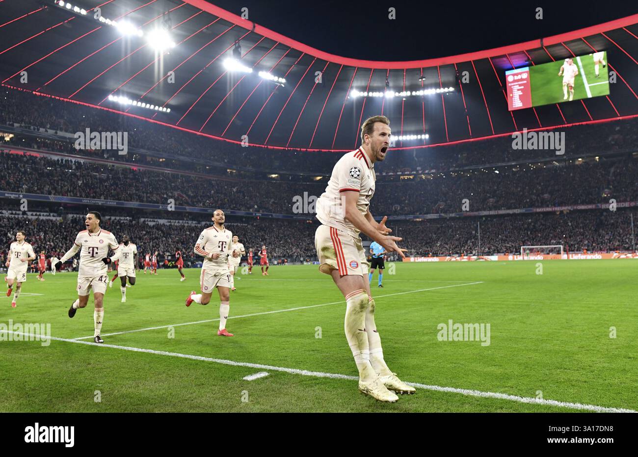 Celebrazione degli obiettivi Harry Kane FC Bayern Monaco FCB (09) UEFA Champions League Allianz Arena, Monaco, Baviera, Germania, Europa Foto Stock