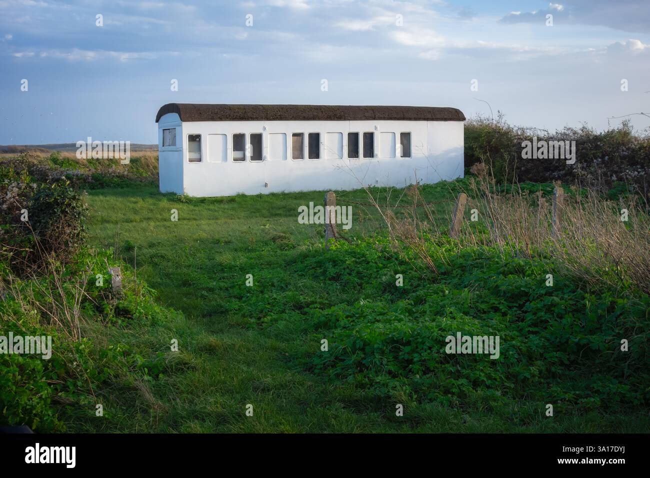 Casa costruita da una vecchia carrozza ferroviaria, Rye Harbour Foto Stock