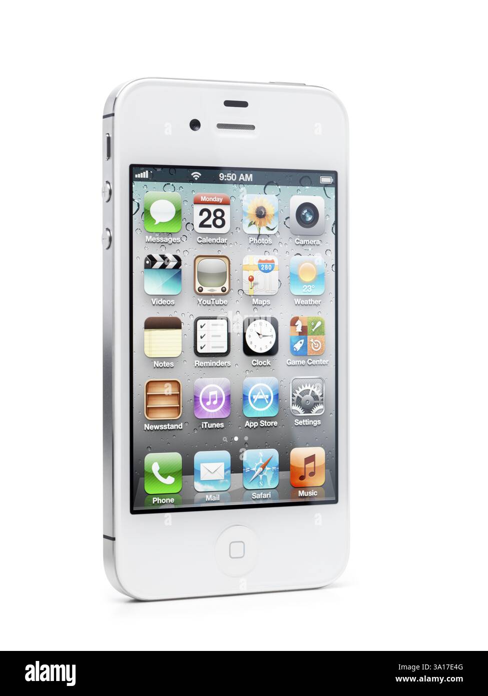 Smartphone Apple iPhone 4s bianco con icone sul desktop sul display inclinate. Isolato su sfondo bianco con percorso di ritaglio Foto Stock