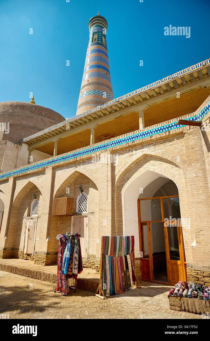 Stoffa e sciarpa etnica colorata con ornamenti tradizionali dell'uzbekistan sul mercato di strada vicino alla vecchia madrasa di Khiva, Uzbekistan, Asia centrale Foto Stock