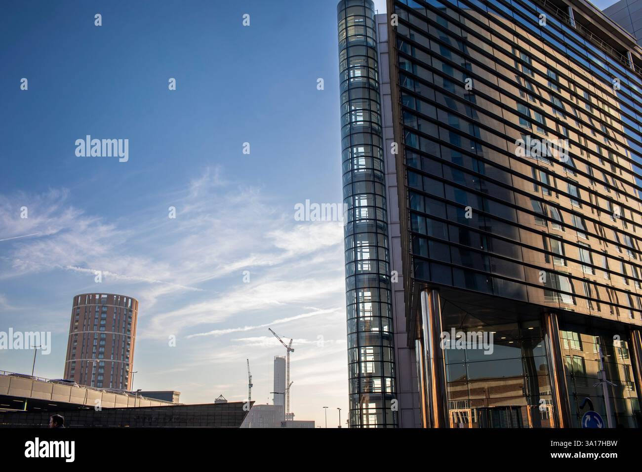 Leeds è una città e borough metropolitano nella contea metropolitana del West Yorkshire in Inghilterra. Ha una popolazione di oltre 811.000 persone che vivono nel borough metropolitano secondo il censimento del Regno Unito del 2021. Foto Stock