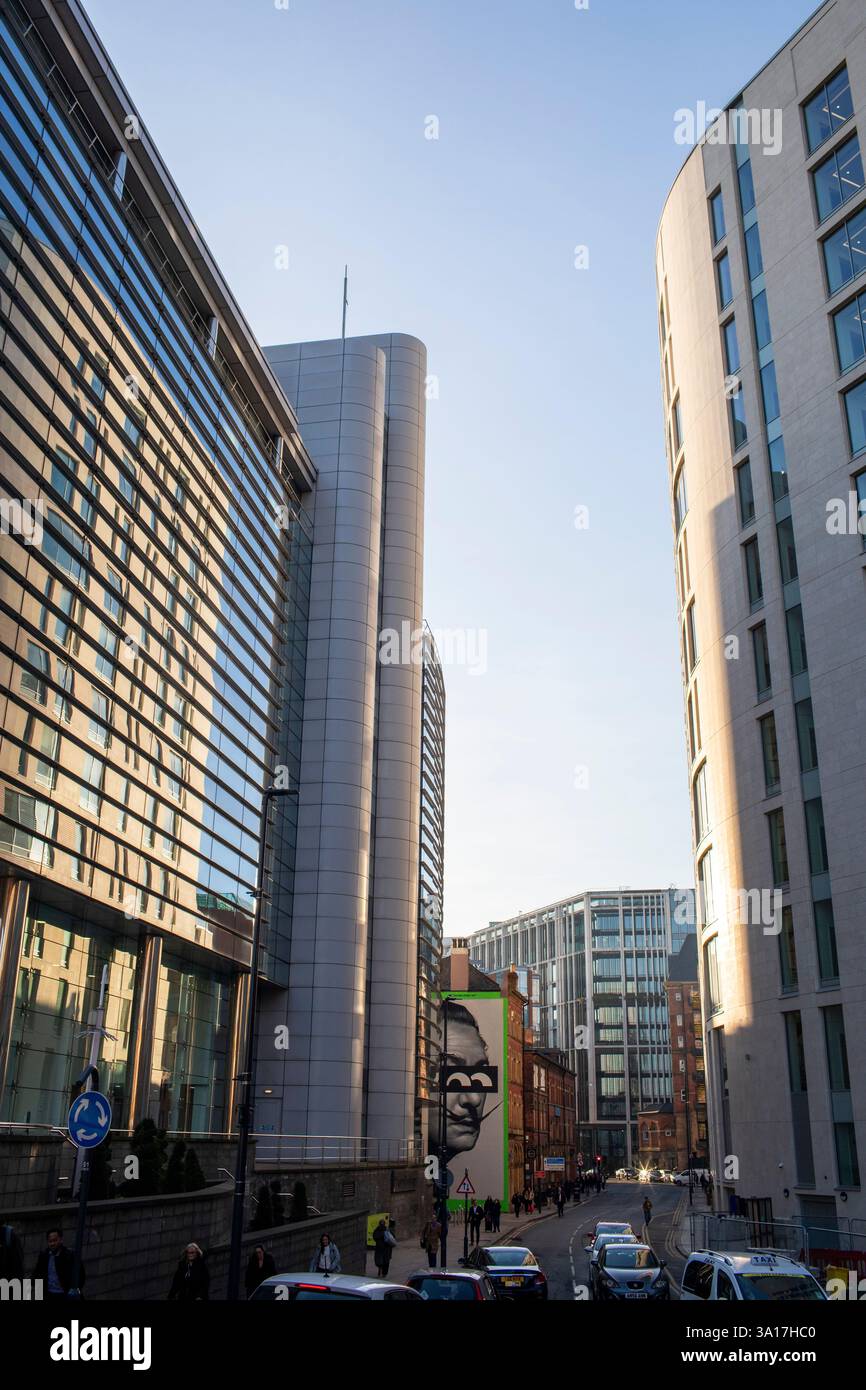 Leeds è una città e borough metropolitano nella contea metropolitana del West Yorkshire in Inghilterra. Ha una popolazione di oltre 811.000 persone che vivono nel borough metropolitano secondo il censimento del Regno Unito del 2021. Foto Stock