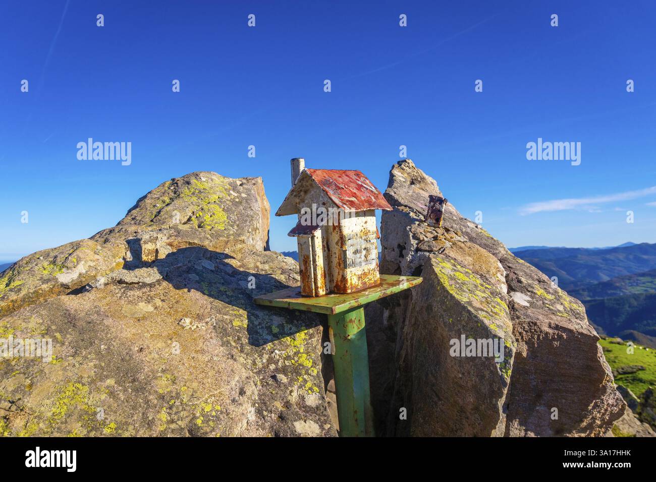 Splendida scultura sulla cima del Monte Adarra a Urnieta. Gipuzkoa, Paesi Baschi Foto Stock