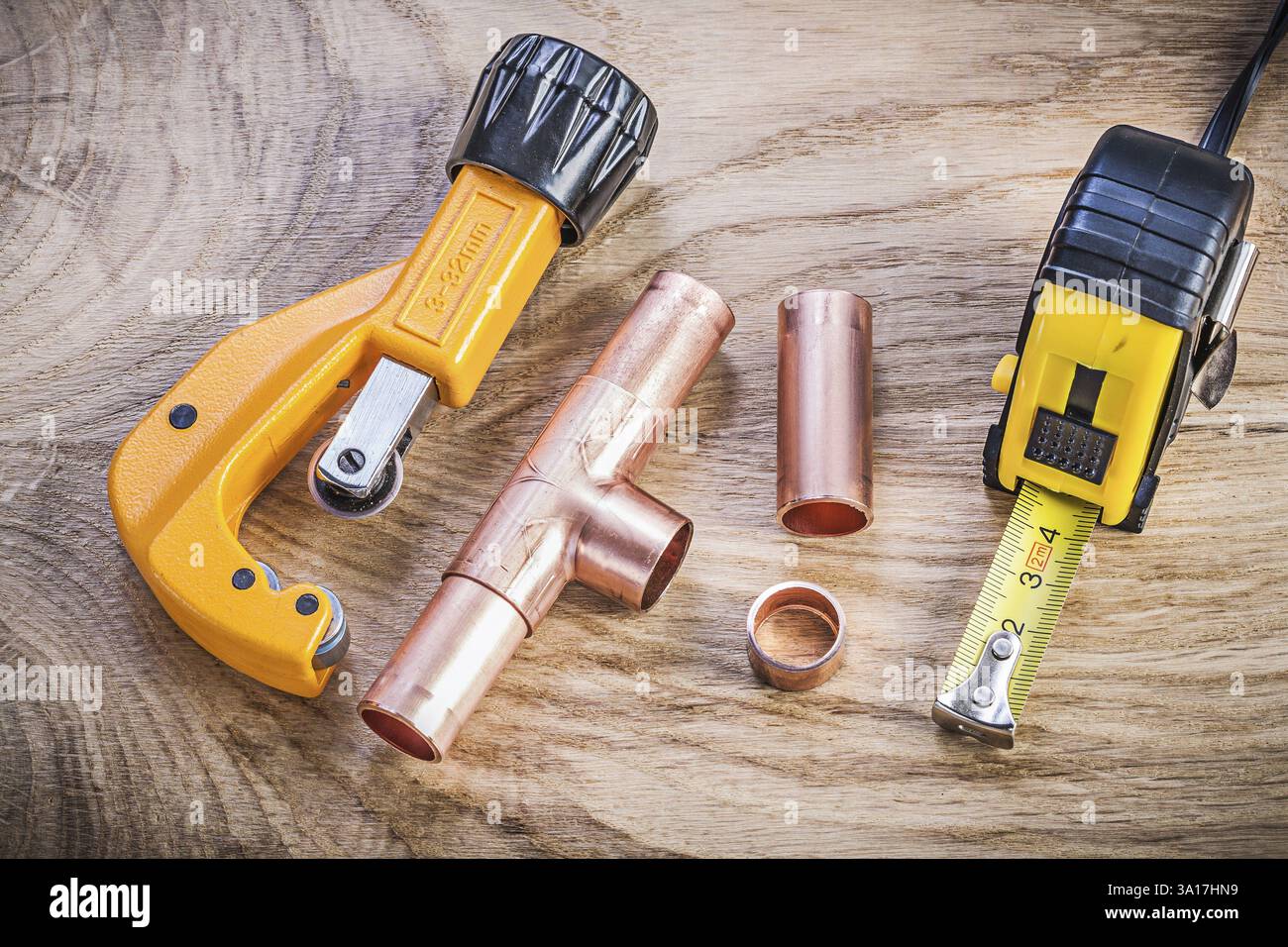 Concetto di brassware per tubazioni idrauliche con connettori per tubi acqua in rame su pannelli in legno Foto Stock