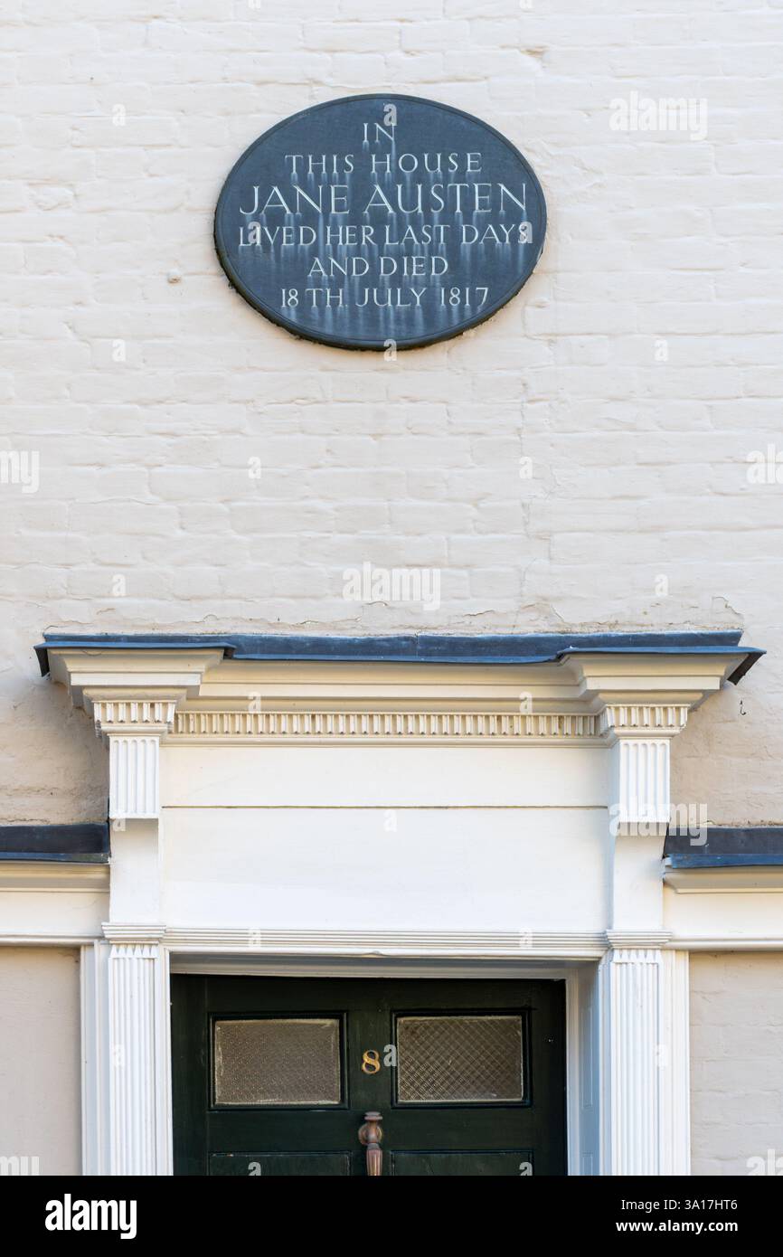 Targa commemorativa, in questa casa Jane Austen visse i suoi ultimi giorni e morì il 18 luglio 1817, Winchester, Hampshire, Inghilterra, Regno Unito Foto Stock