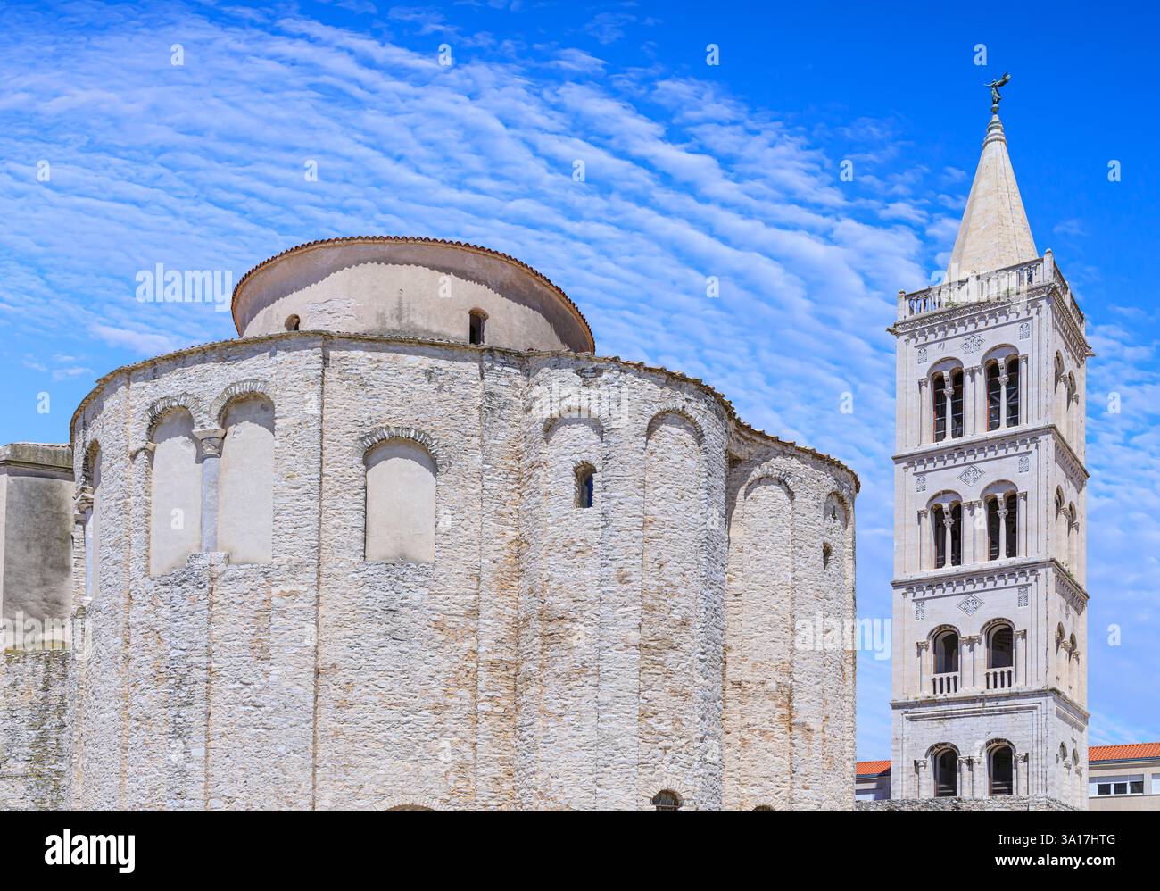 Paesaggio urbano di Zara, Croazia: Scorcio del campanile della cattedrale di Santa Anastasia e della chiesa di San Donato. Foto Stock