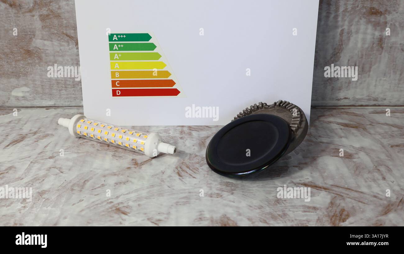 Consumi e spese per la distribuzione di gas ed elettricità con LED e lampadina a gas con spazio di copia della tabella dei consumi energetici. Foto Stock