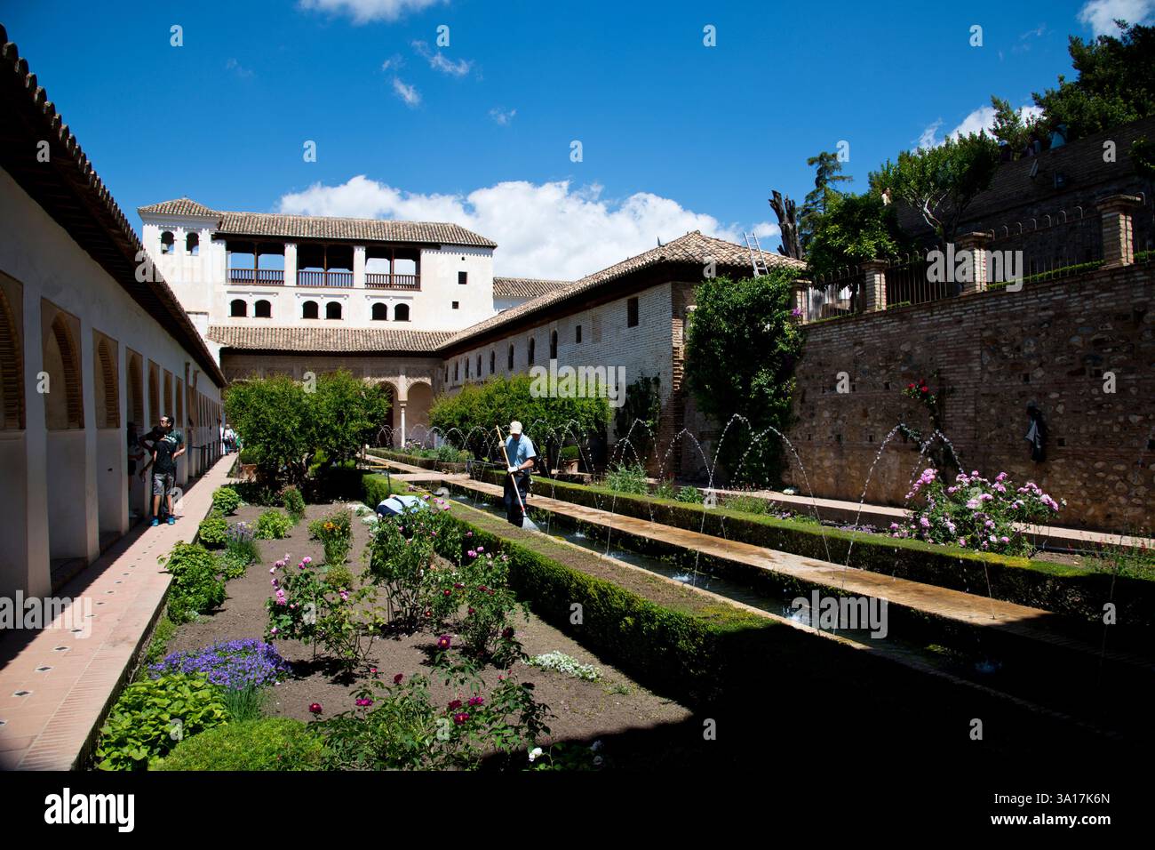 Granada, Spagna, Palazzo dell'Alhambra. Giardini Generallife, centro storico di Allbaicin, viste sulla valle, Palazzo dell'Alhambra, turisti, zingari che suonano, ballano, cantano, piscina Foto Stock