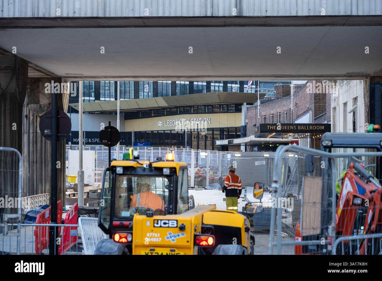 Leeds City Station - veicoli da cantiere e lavoratori fuori dall'ingresso della stazione ferroviaria principale durante i lavori di sviluppo, Leeds, Yorkshire, Inghilterra, Regno Unito Foto Stock