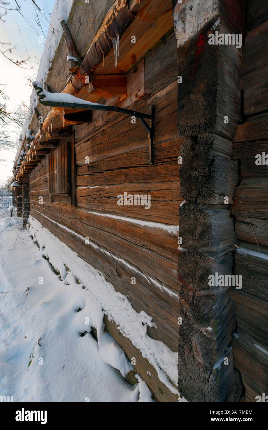 Bellissimo vecchio rosso svedese, fienile in inverno. Foto Stock