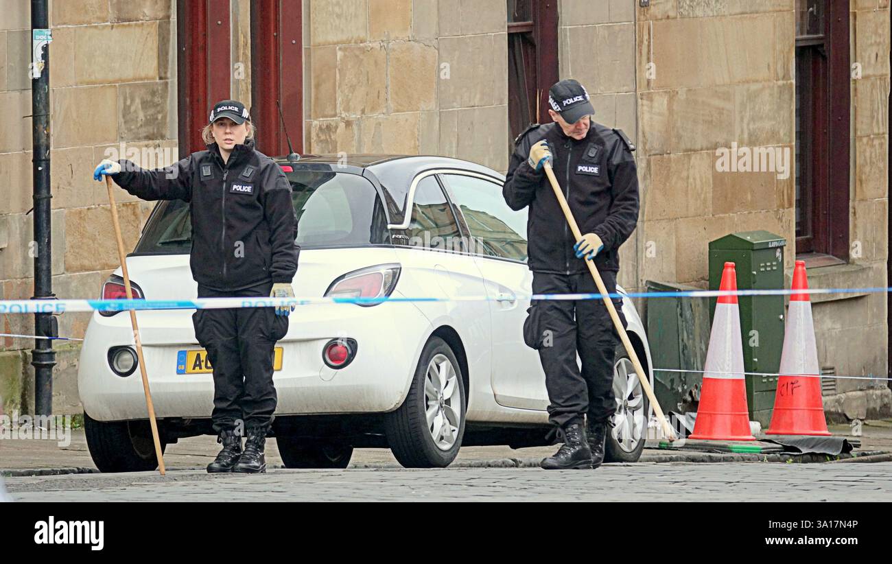 Glasgow, Scozia, Regno Unito. 7 marzo 2025. Il secondo giorno dell'omicidio alla fine della citta' ha visto la polizia perquisizioni della scena e interviste alla gente del posto con ancora una grande area di george Cross e woodside registrata con un'indagine incentrata su clarendon Road. . Credit Gerard Ferry/Alamy Live News Foto Stock