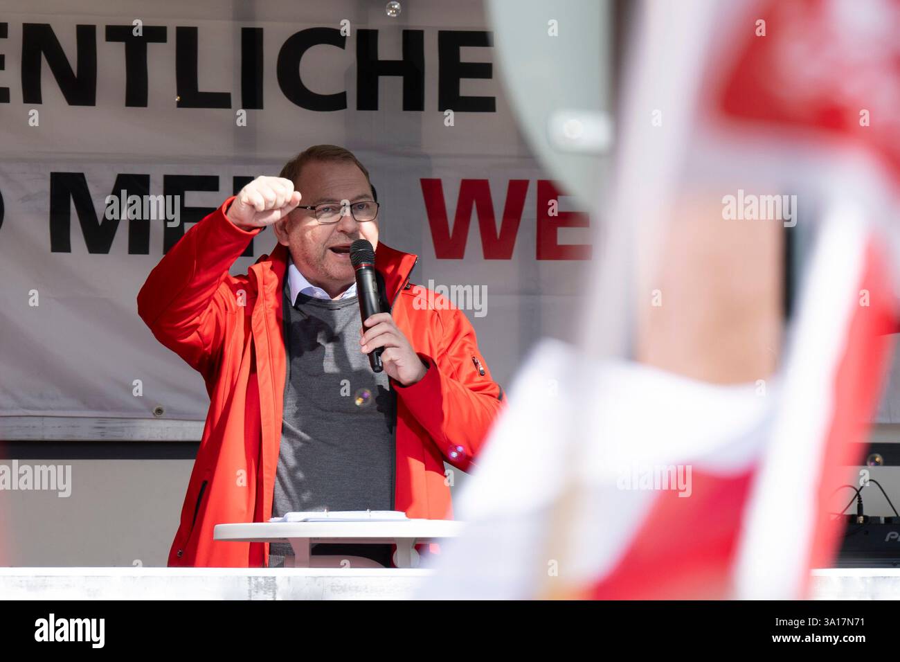 Dresda, Germania. 7 marzo 2025. Frank Werneke, presidente nazionale di Verdi, parla ad una manifestazione di fronte al municipio. Verdi ha chiesto venerdì una giornata nazionale di sciopero d'allarme per i gruppi professionali in cui lavorano un numero particolarmente elevato di donne. L'occasione è la cosiddetta giornata della parità retributiva il 7 marzo e la giornata internazionale della donna l'8 marzo. Crediti: Sebastian Kahnert/dpa/Alamy Live News Foto Stock