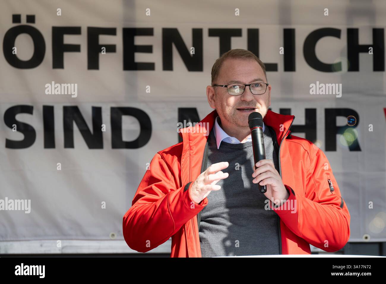 Dresda, Germania. 7 marzo 2025. Frank Werneke, presidente nazionale di Verdi, parla ad una manifestazione di fronte al municipio. Verdi ha chiesto venerdì una giornata nazionale di sciopero d'allarme per i gruppi professionali in cui lavorano un numero particolarmente elevato di donne. L'occasione è la cosiddetta giornata della parità retributiva il 7 marzo e la giornata internazionale della donna l'8 marzo. Crediti: Sebastian Kahnert/dpa/Alamy Live News Foto Stock