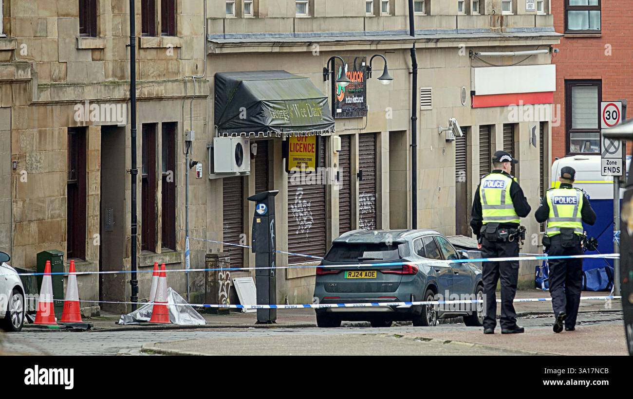 Glasgow, Scozia, Regno Unito. 7 marzo 2025. Il secondo giorno dell'omicidio alla fine della citta' ha visto la polizia perquisizioni della scena e interviste alla gente del posto con ancora una grande area di george Cross e woodside registrata con un'indagine incentrata su clarendon Road. . Credit Gerard Ferry/Alamy Live News Foto Stock
