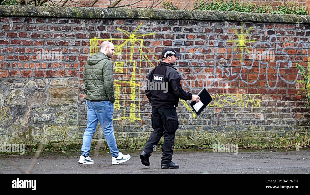 Glasgow, Scozia, Regno Unito. 7 marzo 2025. Il secondo giorno dell'omicidio alla fine della citta' ha visto la polizia perquisizioni della scena e interviste alla gente del posto con ancora una grande area di george Cross e woodside registrata con un'indagine incentrata su clarendon Road. . Credit Gerard Ferry/Alamy Live News Foto Stock