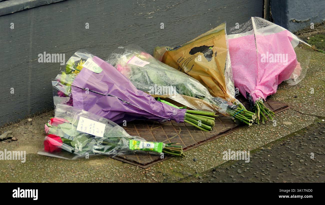 Glasgow, Scozia, Regno Unito. 7 marzo 2025. Il secondo giorno dell'omicidio alla fine della citta' ha visto la polizia perquisizioni della scena e interviste alla gente del posto con ancora una grande area di george Cross e woodside registrata con un'indagine incentrata su clarendon Road. . Credit Gerard Ferry/Alamy Live News Foto Stock