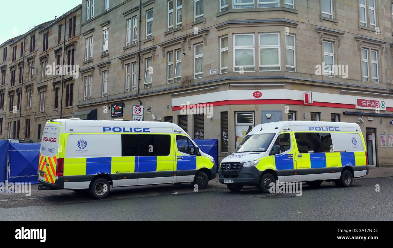 Glasgow, Scozia, Regno Unito. 7 marzo 2025. Il secondo giorno dell'omicidio alla fine della citta' ha visto la polizia perquisizioni della scena e interviste alla gente del posto con ancora una grande area di george Cross e woodside registrata con un'indagine incentrata su clarendon Road. . Credit Gerard Ferry/Alamy Live News Foto Stock