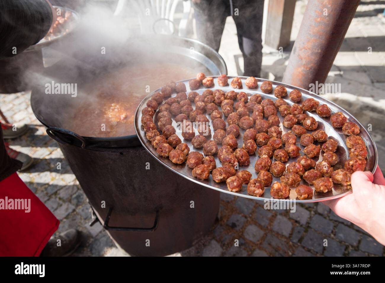 Polpette di carne per zuppa di cavolo cotte durante l'evento Fasiangy a Banska Bela, Slovacchia Foto Stock