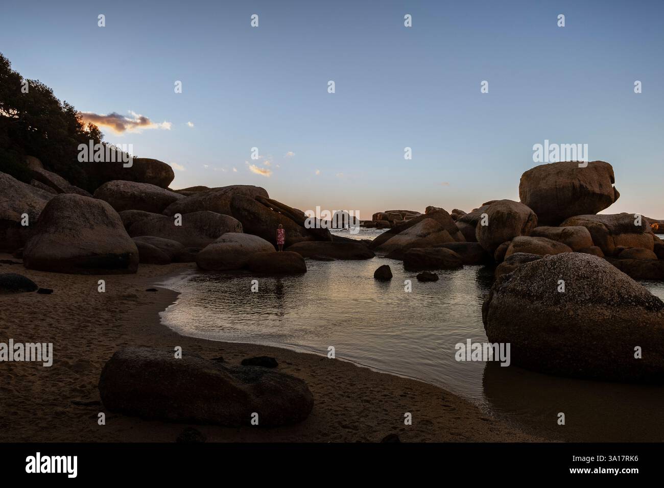 Donna in piedi su Boulders, rocce, di fronte ai 12 apostoli, Victoria Road, nr Camps Bay, Sudafrica Foto Stock