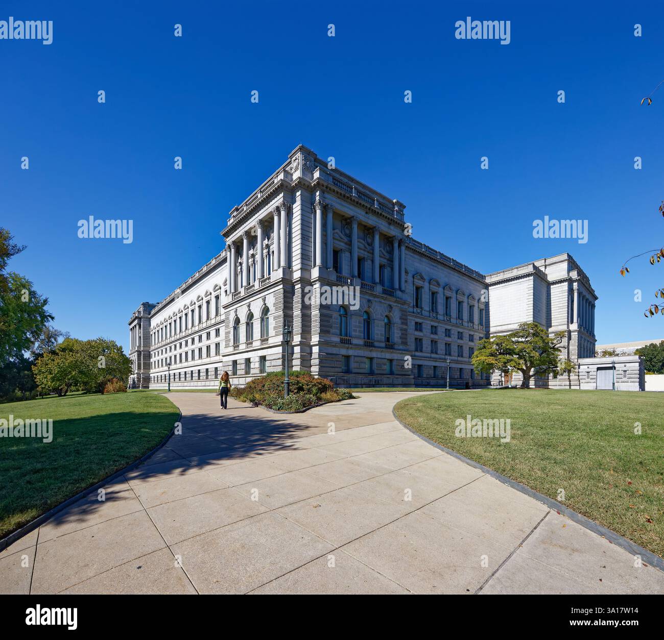 Biblioteca del Congresso Thomas Jefferson Building, angolo sud-est, in una domenica di sole in autunno. Foto Stock