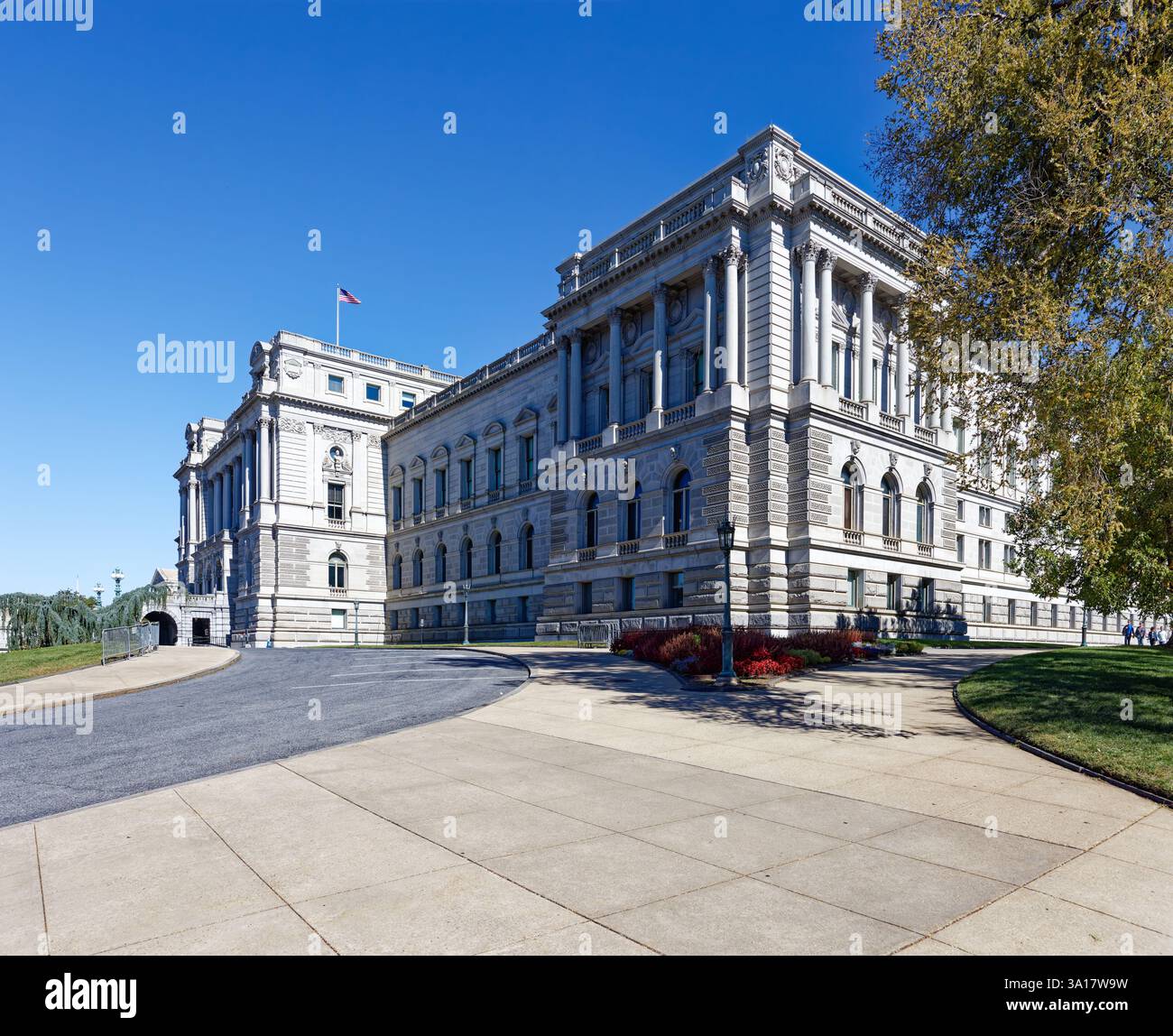Biblioteca del Congresso Thomas Jefferson Building, angolo sud-ovest, in una domenica di sole in autunno. Foto Stock