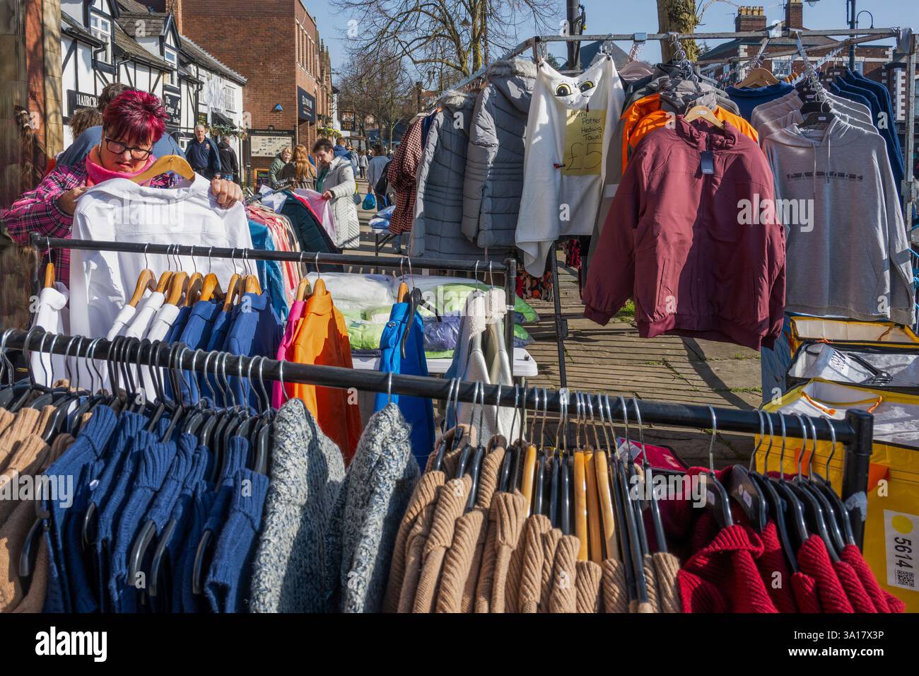 Mercato settimanale di Frodsham sulla strada principale della città di Cheshire. Foto Stock