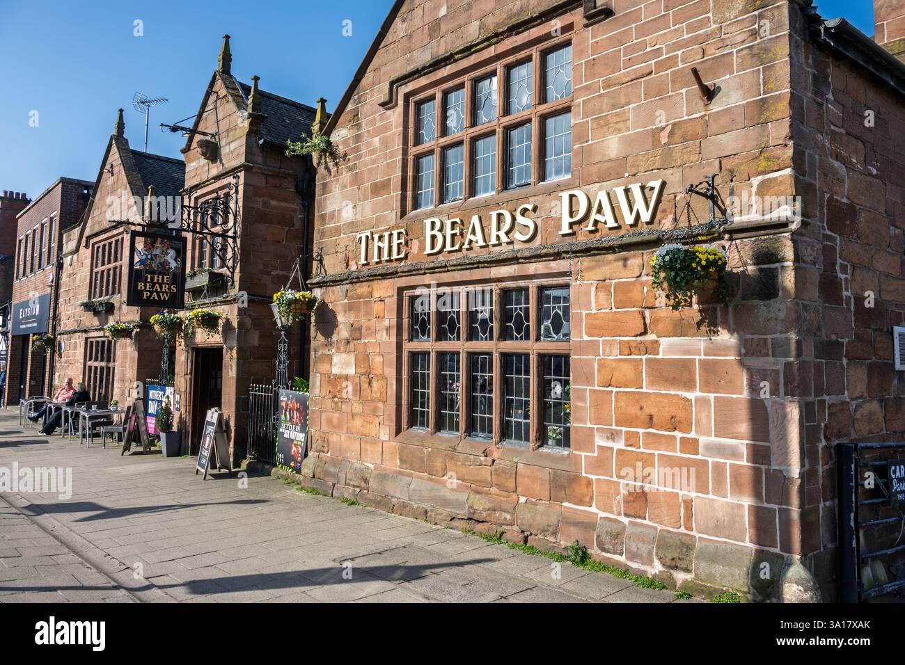 Il Bears Paw Public House sulla Main Street di Frodsham, nella lista del patrimonio nazionale dell'Inghilterra, come edificio classificato di grado II. Foto Stock