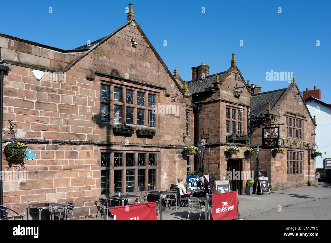Il Bears Paw Public House sulla Main Street di Frodsham, nella lista del patrimonio nazionale dell'Inghilterra, come edificio classificato di grado II. Foto Stock