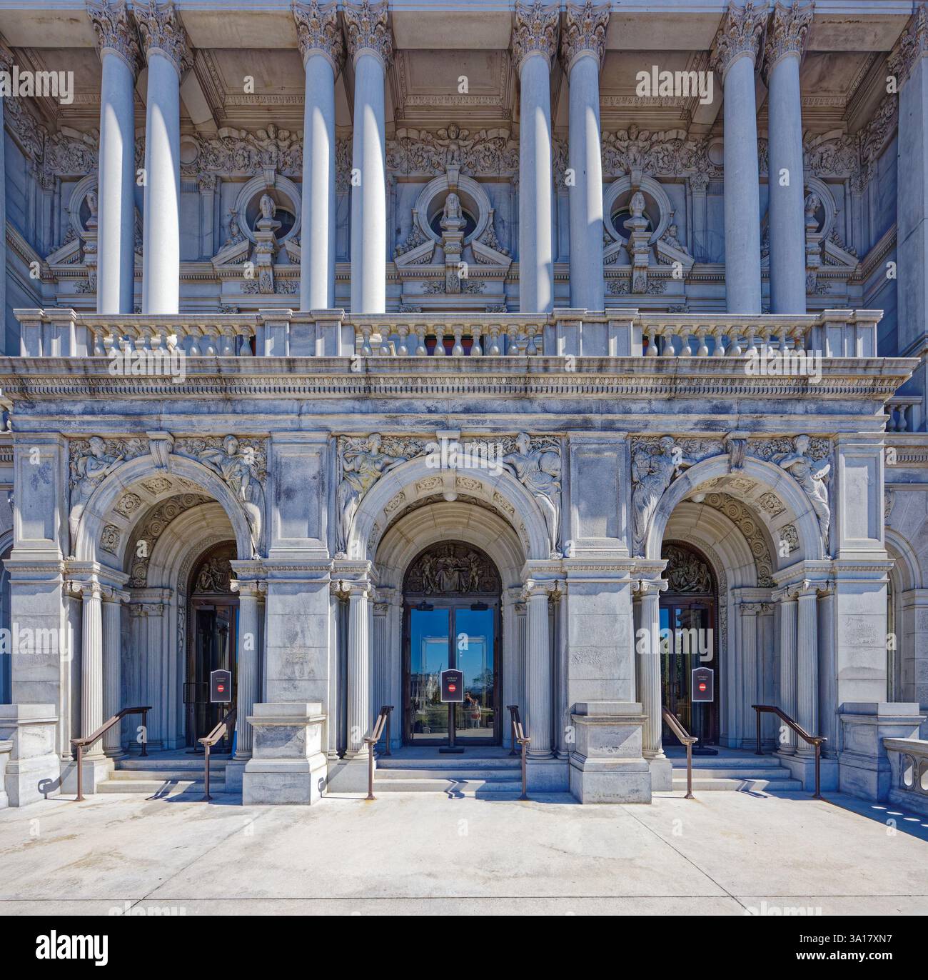 Biblioteca del Congresso Thomas Jefferson Building, facciata di First Street (ovest) in una domenica di sole in autunno. Foto Stock