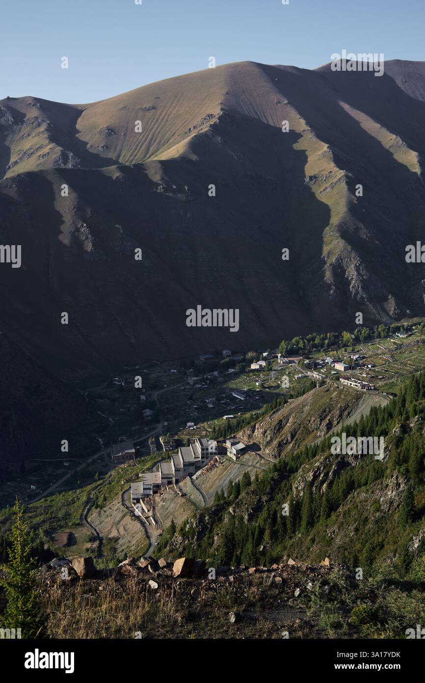 Arricchimento del piombo, impianto di concentrazione, vecchio edificio a cascata ad Ak-Tyuz, Kirghizistan, vista dall'alto. Ora abbandonato, un facilit militare-industriale Foto Stock