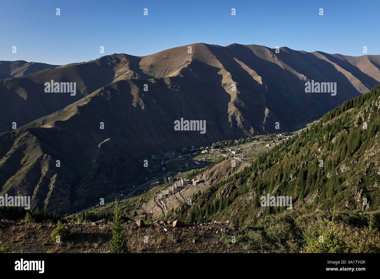 Arricchimento del piombo, impianto di concentrazione, vecchio edificio a cascata ad Ak-Tyuz, Kirghizistan. Ora abbandonata, una struttura militare-industriale degli Sovi Foto Stock