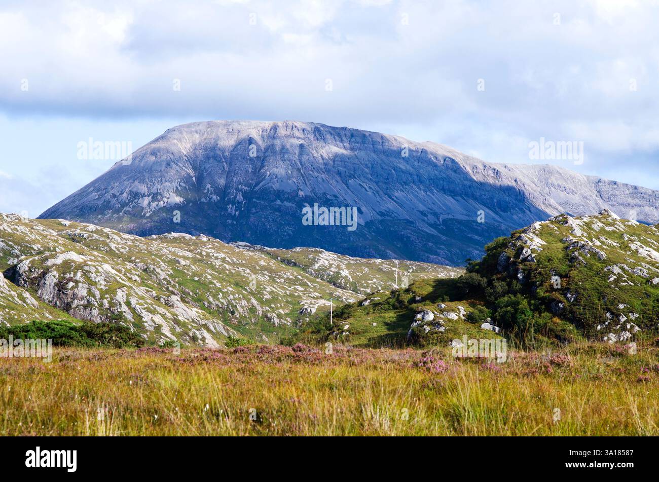 Vista della montagna Arkle dalla A838 Road vicino a Laxford Bridge sulla strada panoramica North Coast 500, Sutherland, Northwest Highlands, Scozia Regno Unito Foto Stock