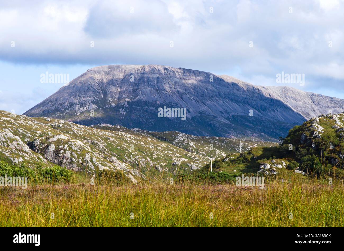 Vista della montagna Arkle dalla A838 Road vicino a Laxford Bridge sulla strada panoramica North Coast 500, Sutherland, Northwest Highlands, Scozia Regno Unito Foto Stock