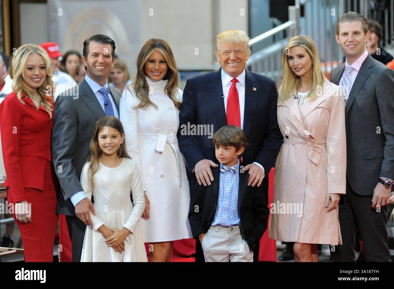 Tiffany Trump, Donald Trump Jr, Kai Trump, Melania Trump, candidato presidenziale repubblicano del 2016 Donald Trump, Tristan Trump, Ivanka Trump e Eric Trump posano sul palco durante il Today Trump Town Hall della NBC a New York il 21 aprile 2016 Foto Stock